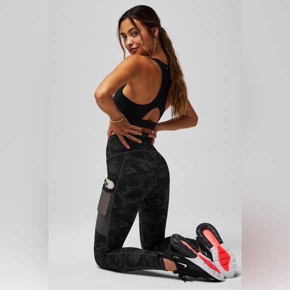 BNWT $85 On-The-Go PowerHold® High-Waisted Legging Sz S - Picture 2 of 6